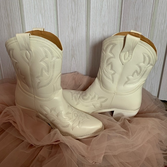 Wet kiss white cowboy boots size 8 1/2. Wear it only once. - Picture 3 of 8